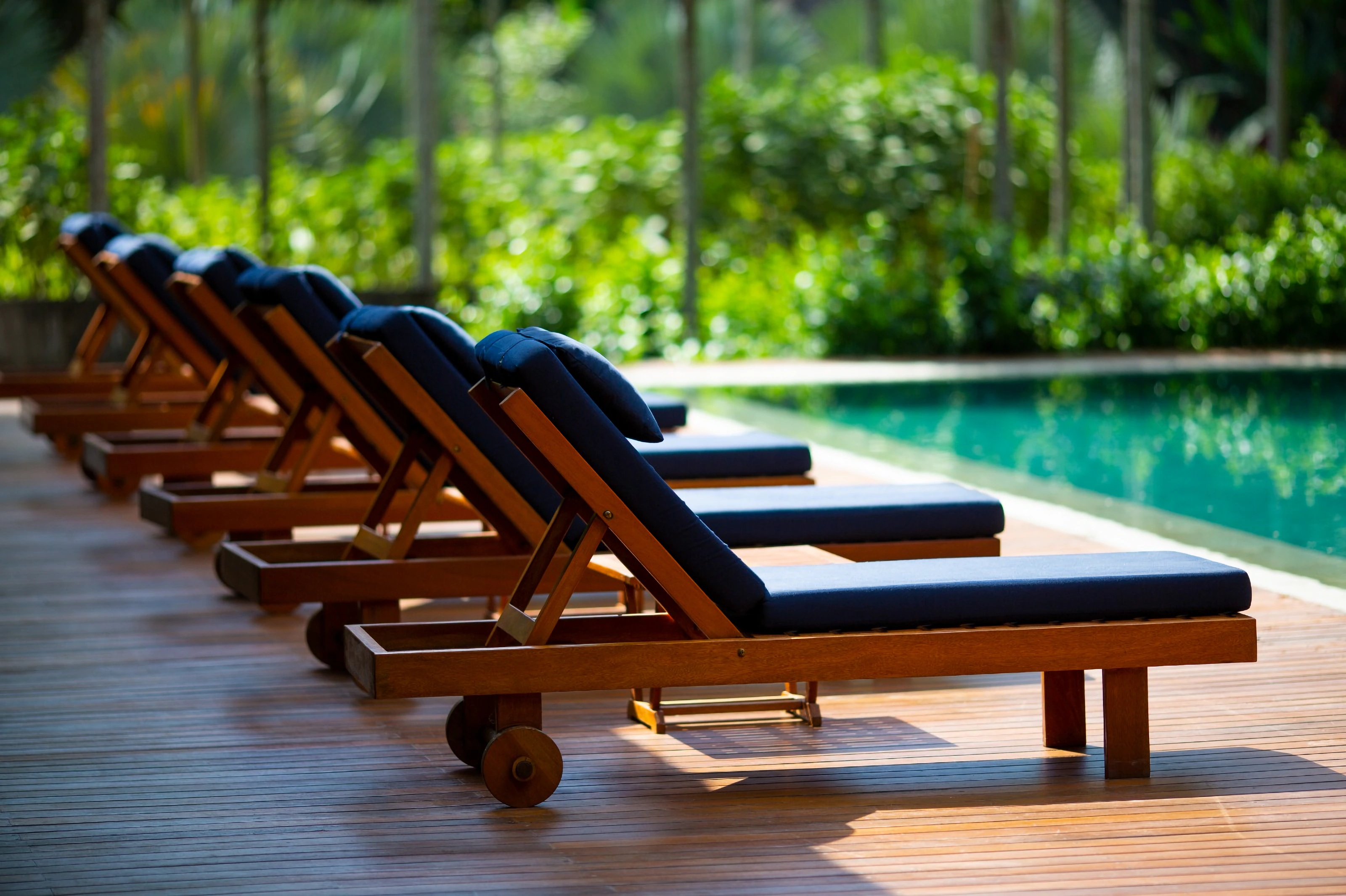 Espreguiçadeiras à beira da piscina da Fazenda Shanti